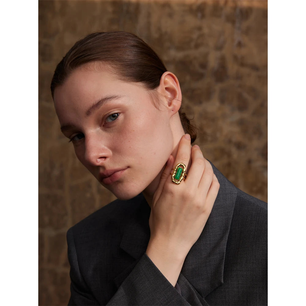 Ban Gold Frame Ring with Emerald-Green Stone