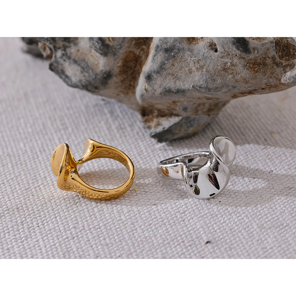 Lora Minimal Gold Ring