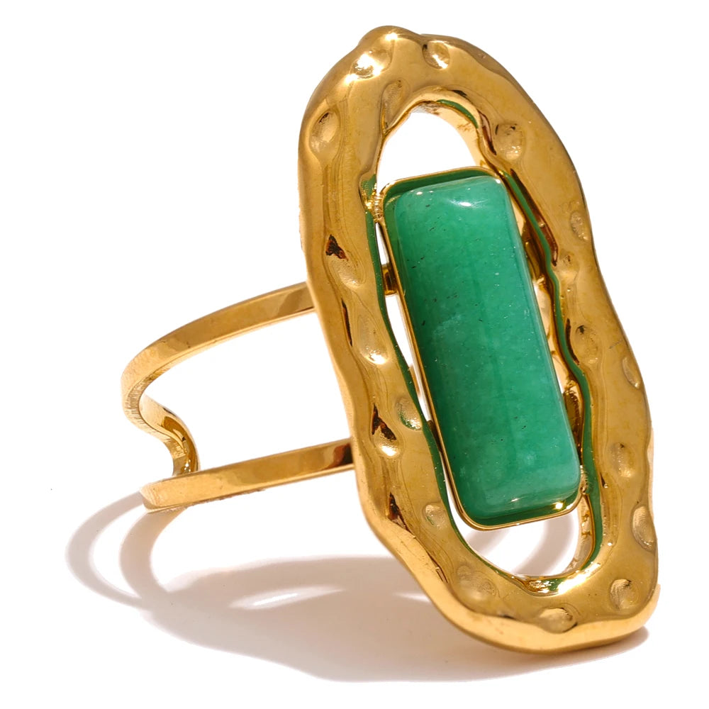 Ban Gold Frame Ring with Emerald-Green Stone