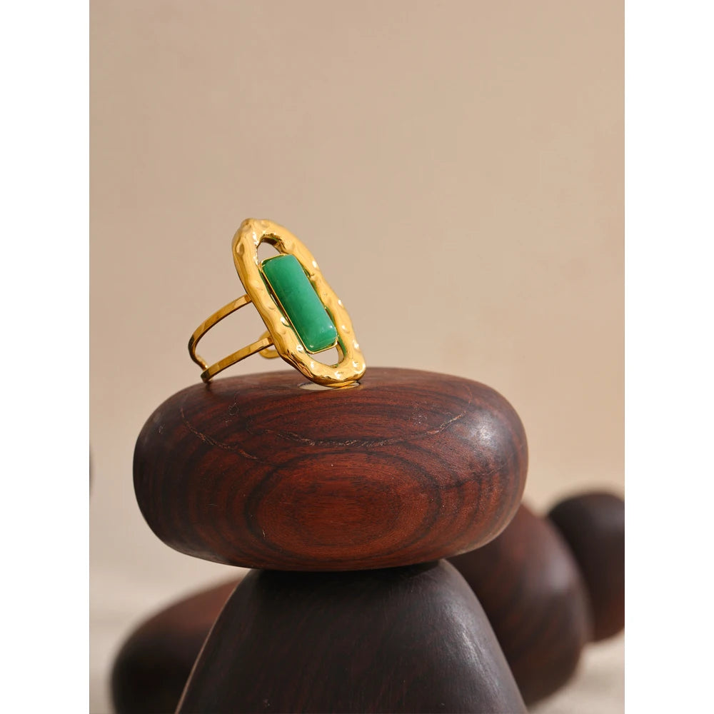 Ban Gold Frame Ring with Emerald-Green Stone