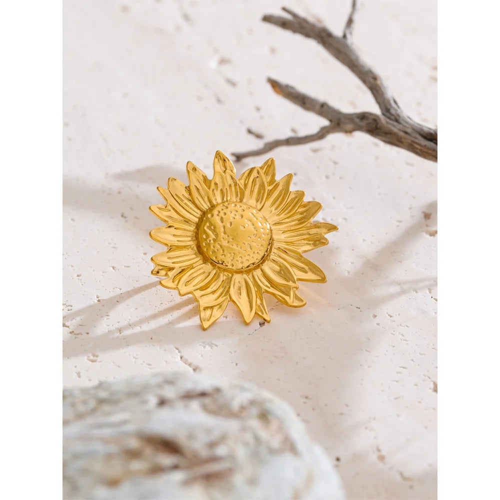 Golden Radiance Sunburst Ring – Sculptural Statement Design