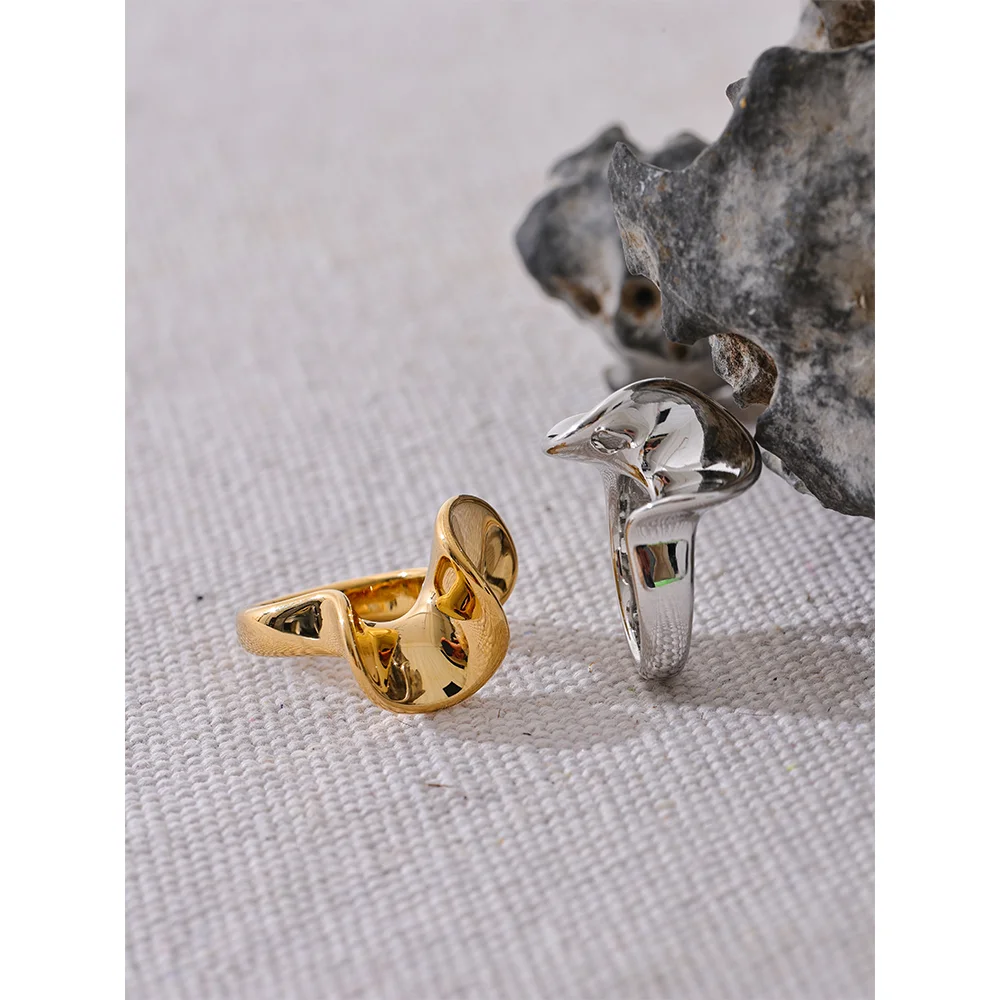 Lora Minimal Gold Ring